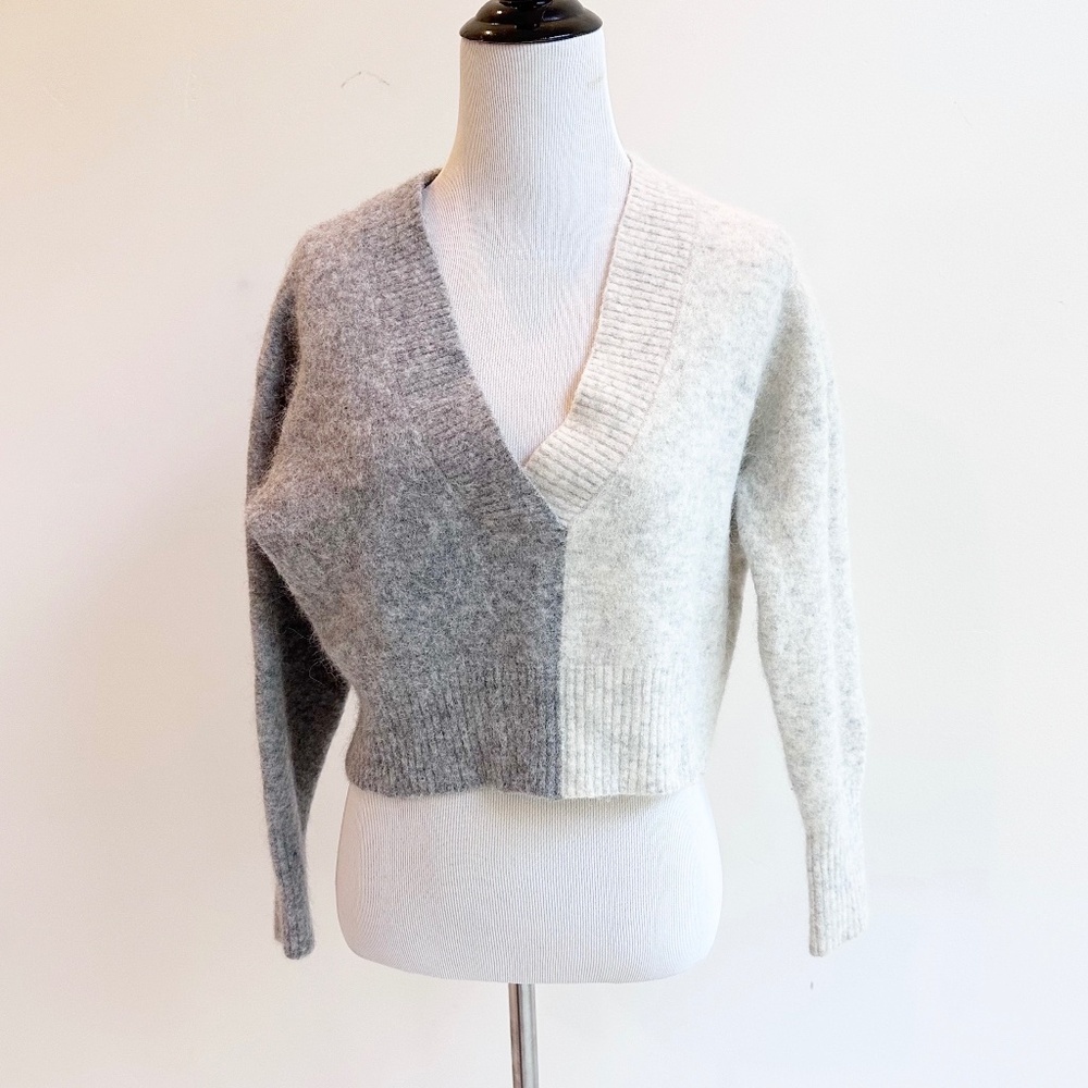 & Other Stories | Colorblock Alpaca Blend V-Neck Sweater | Gray/Cream | XS - Picture 2 of 10